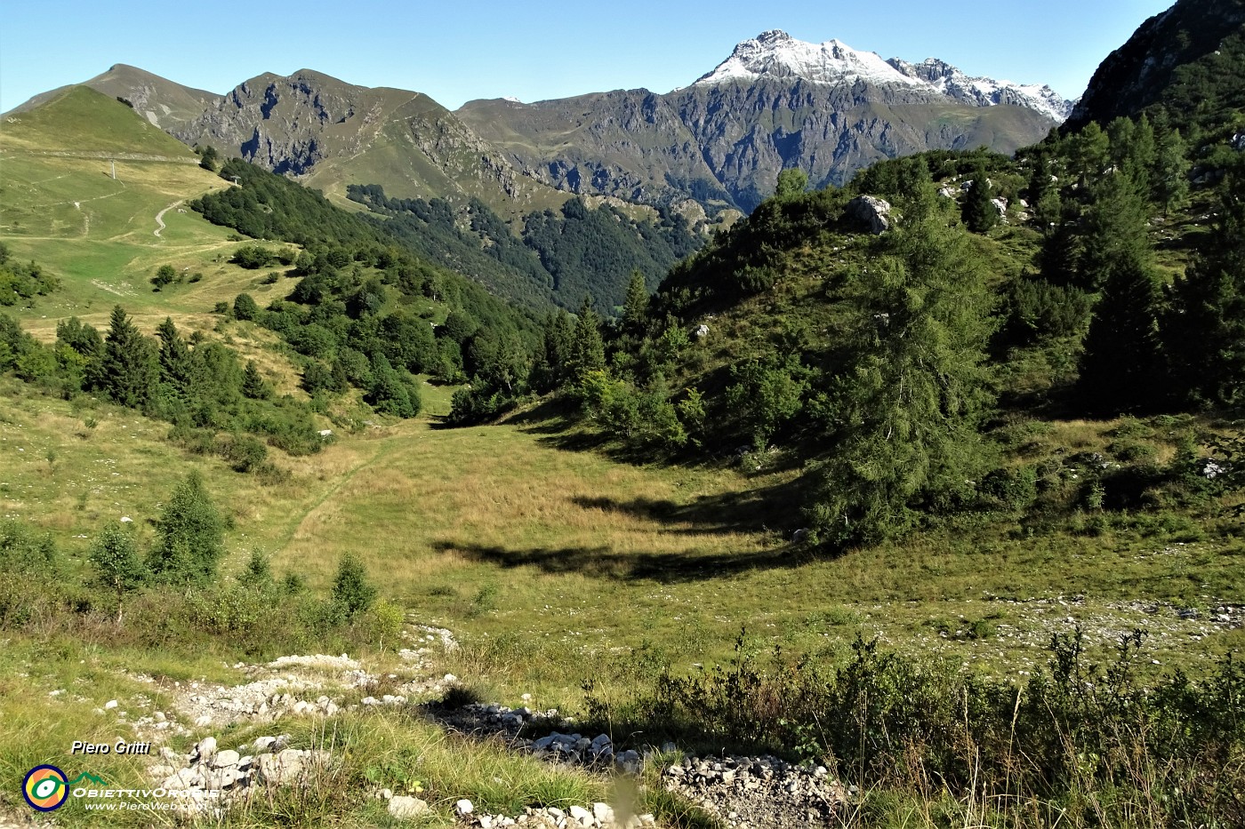 14 Risalendo una seconda breve valletta per i Piani di Bobbio.JPG